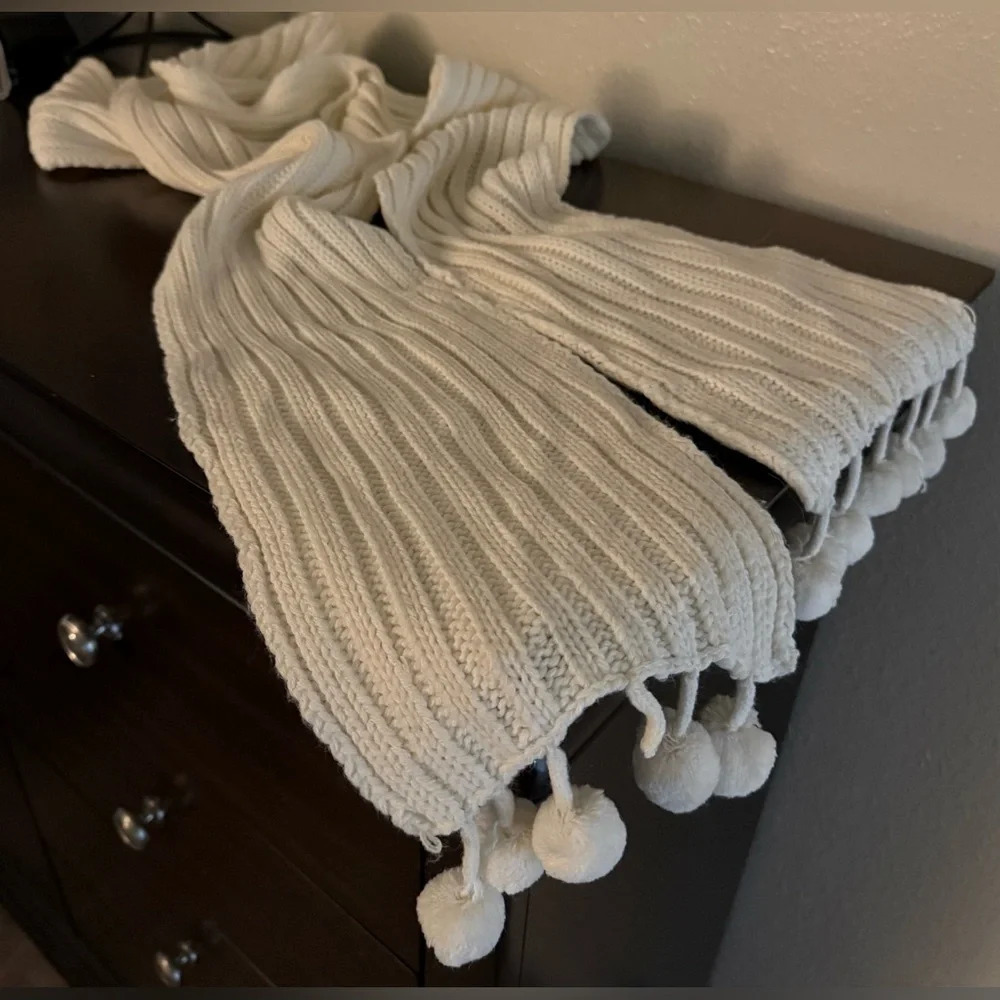 Bath & Body Works Cream Knit Pom Scarf Long Pocket Wrap 92
